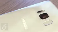 Di belakang bodi Samsung Galaxy S8 tampak LED flash, lensa kamera belakang 12MP dual-pixel, dan fingerprint scanner. Liputan6.com/ Iskandar