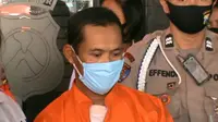 Pelaku tega perkosa anak kandung sendiri di Kota Malang. Polisi menjerat pelaku dengan ancaman hukuman 15 tahun penjara (Liputan6.com/Zainul Arifin)