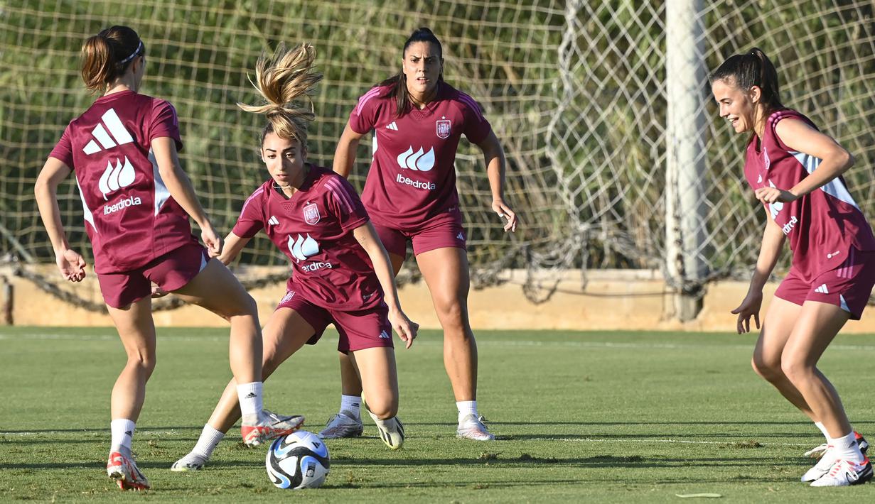 Pemain Timnas Wanita Spanyol, Olga Carmona (kedua kiri) melakukan latihan bersama rekan-rekannya menjelang laga UEFA Nations League melawan Swedia di Oliva, Spanyol pada Rabu (20/09/2023) waktu setempat. (AFP/Jose Jordan)