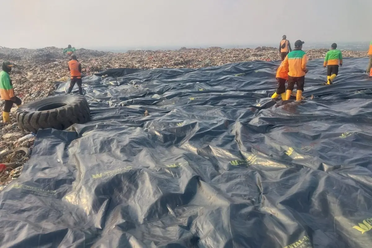 Pemasangan geomembrane di TPST Bantargebang.