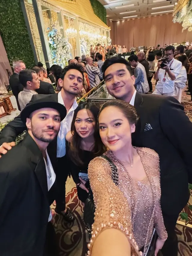 Salshabilla Adriani saat Jadi Bridesmaid Anggika Bolsterli. [@salshabillaadr]