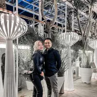 Nathalie Holscher unggah potret dinner dengan kekasih baru. Intip potret tampilannya yang serasi saat dinner. @nathalieholscher.