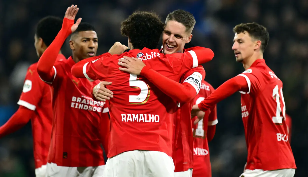 PSV Eindhoven menjadi klub dengan kebobolan paling minim di liga-liga top Eropa musim 2023/2204. Hingga pekan ke-19 Eredivisie 2023/2024, PSV baru kebobolan sebanyak 8 gol dengan memasukkan total 62 gol dari 19 laga. PSV juga menjadi satu-satunya klub di Eredivisie musim ini yang belum terkalahkan dan sementara memuncaki klasemen dengan raihan 55 poin hasil dari 18 kali menang dan sekali imbang. (AFP/ANP/Olaf Kraak)