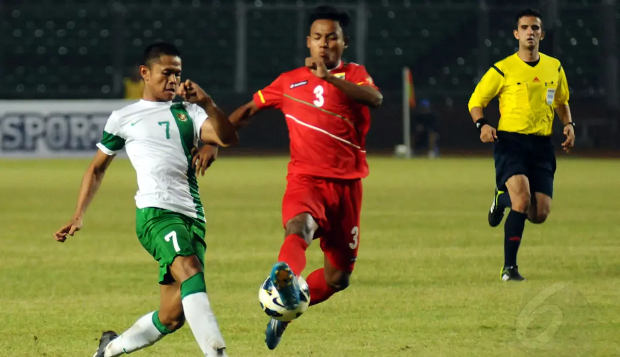 Htike Htike Aung (Myanmar U-19) berhasil menahan laju serangan Timnas Indonesia U-19 yang dibangun Muhammad Dimas Drajad di Stadion GBK Jakarta, (7/5/2014). (Liputan6.com/Helmi Fithriansyah)