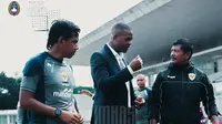 Pelatih Timnas Indonesia, Patrick Kluivert bersama Timnas Indonesia U-20, Indra Sjafri. (Bola.com/Dok.Instagram Indra Sjafri).