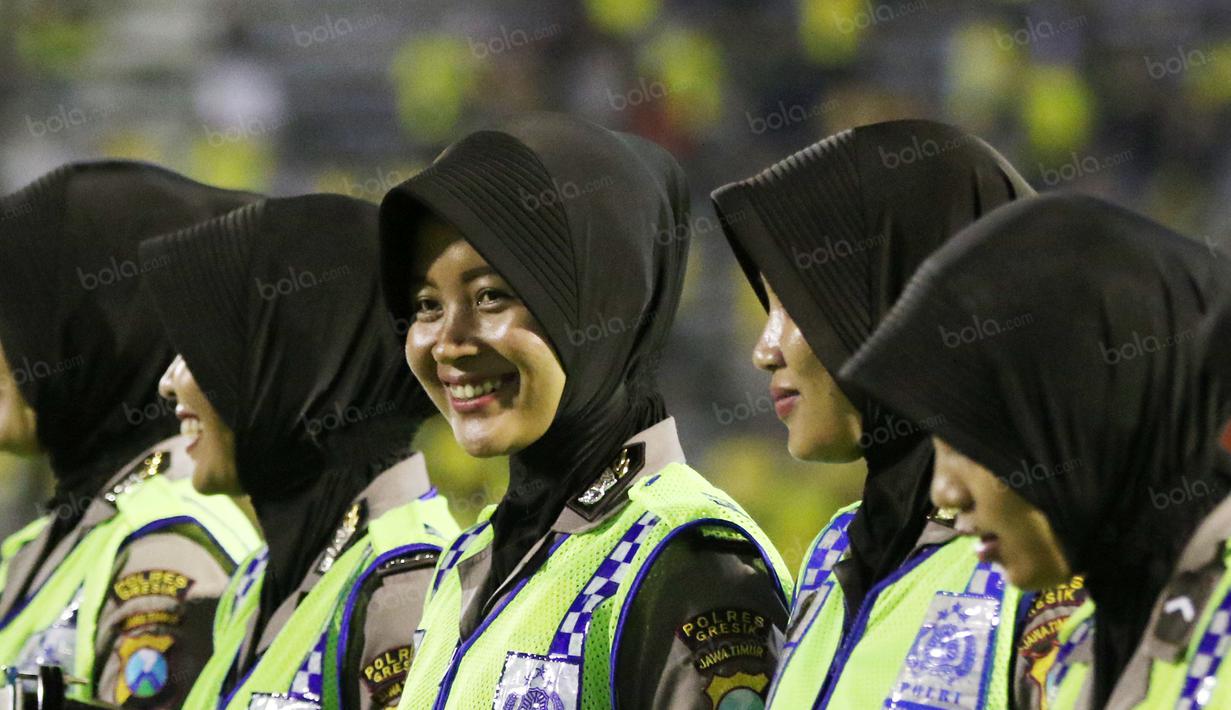 Dengan senyum Polwan dari grup Warabsari menghibur penonton dengan seni Banjari usai laga Gresik United melawan Sriwijaya FC pada Torabika SC 2016 di Stadion Tri Dharma, Minggu(12/6/2016). (Bola.com/Nicklas Hanoatubun)