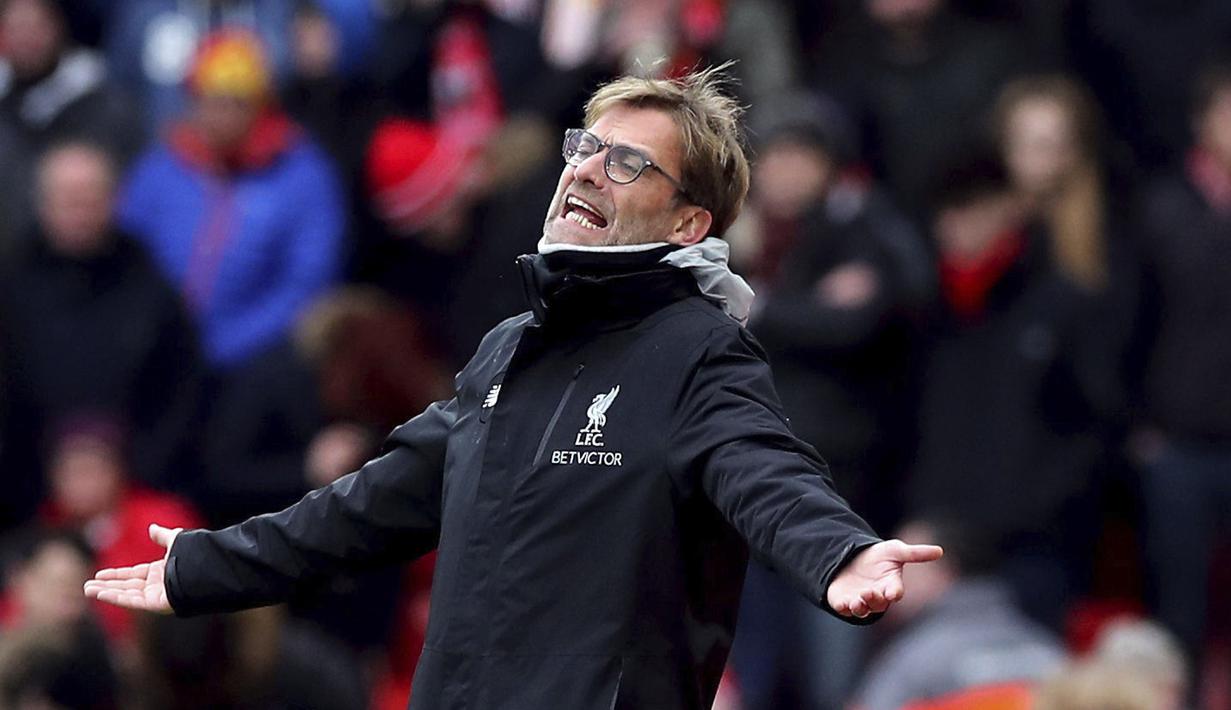 Ekspresi pelatih Liverpool, Jurgen Klopp saat menyaksikan timnya melawan Wolverhampton pada laga Piala FA putaran keempat di Anfield, Liverpool (28/1/2017). Liverpoool kalah 1-2. (Peter Byrne/PA via AP)