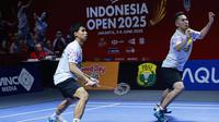 Ganda putra Indonesia Sabar Karyaman Gutama/Moh Reza Pahlevi Isfahani merebut tiket semifinal Indonesia Open 2025 setelah&nbsp;hampir&nbsp;kalah. Sabar/Reza mengalahkan&nbsp;pasangan Malaysia Goh Sze Fei/Nur Izzuddin dengan rubber game&nbsp;21-19, 9-21, dan 21-19 di Istora Senayan, Jakarta, Jumat (6/6).&nbsp;(foto: PBSI)