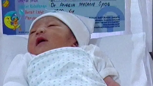 Ustad Solmed Tetap Kumandangkan Azan di Telinga Anak