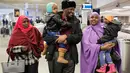 Sebuah keluarga muslim sekembalinya dari Amsterdam, tiba di Bandara Internasional Minneapolis-Saint Paul, Senin (6/2). Sejumlah warga muslim sempat tidak dapat masuk AS akibat kebijakan imigrasi Presiden Donald Trump. (Jerry Holt/Star Tribune via AP)