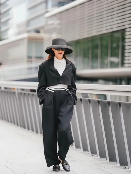 Untuk tampilan edgy, sontek gaya Patricia Gouw dengan cropped blazer dan celana kulot dengan aksen tanpa dikancing. @patriciagouw.