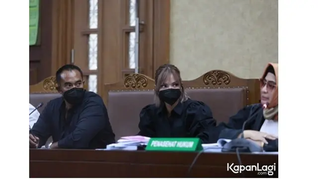 8 Potret Nia Ramadhani dan Ardi Bakrie saat Hadiri Sidang Kasus Narkoba, Curi Perhatian