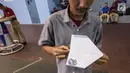 Peserta siap menerbangkan pesawat kertas pada kompetisi final Red Bull Paper Wings 2019 di Universitas Tarumanagara, Jakarta, Jumat (5/4). Peserta menggunakan kertas A4 untuk mengikuti kompetisi tersebut. (Liputan6.com/Fery Pradolo)