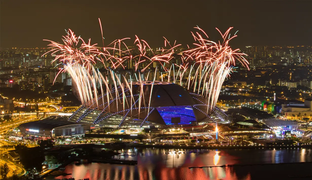 Pesta kembang api mewarnai acara penutupan SEA Games 2015 yang berlangsung di National Stadium, Singapura, Selasa (16/6) malam WIB. (Reuters)