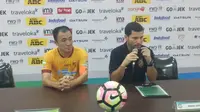 Pelatih Sriwijaya FC Osvaldo Lessa (kanan) mengaku timnya lengah saat kalah 0-2 dari Persib Bandung pada pekan ketiga Liga 1 di Stadion Gelora Bandung Lautan Api, Sabtu (29/4/2017) malam WIB. (Liputan6.com/Kukuh Saokani)