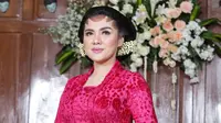 Menjelang pernikahannya dengan Ade Imam, Vicky Shu menggelar midodareni. Kala itu, ia tampil cantik dengan mengenakan pakaian adat Jawa. (Foto: instagram.com/vickyshu)