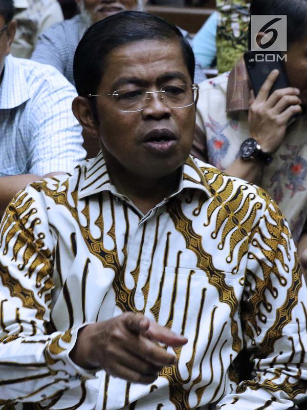 Mantan Sekjen Partai Golkar, Idrus Marham jelang menjalani sidang pembacaan dakwaan di Pengadilan Tipikor, Jakarta, Selasa (15/1). Idrus didakwa terkait dugaan suap kerja sama pembangunan PLTU Riau-1. (Liputan6com/Helmi Fithriansyah)
