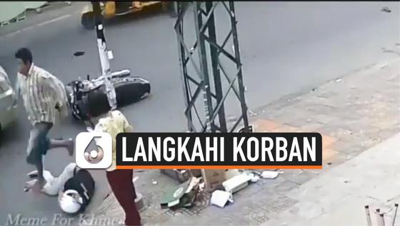 VIDEO: Tak Langsung Ditolong, Pria Ini Sibuk Langkahi Korban Kecelakaan di Jalan