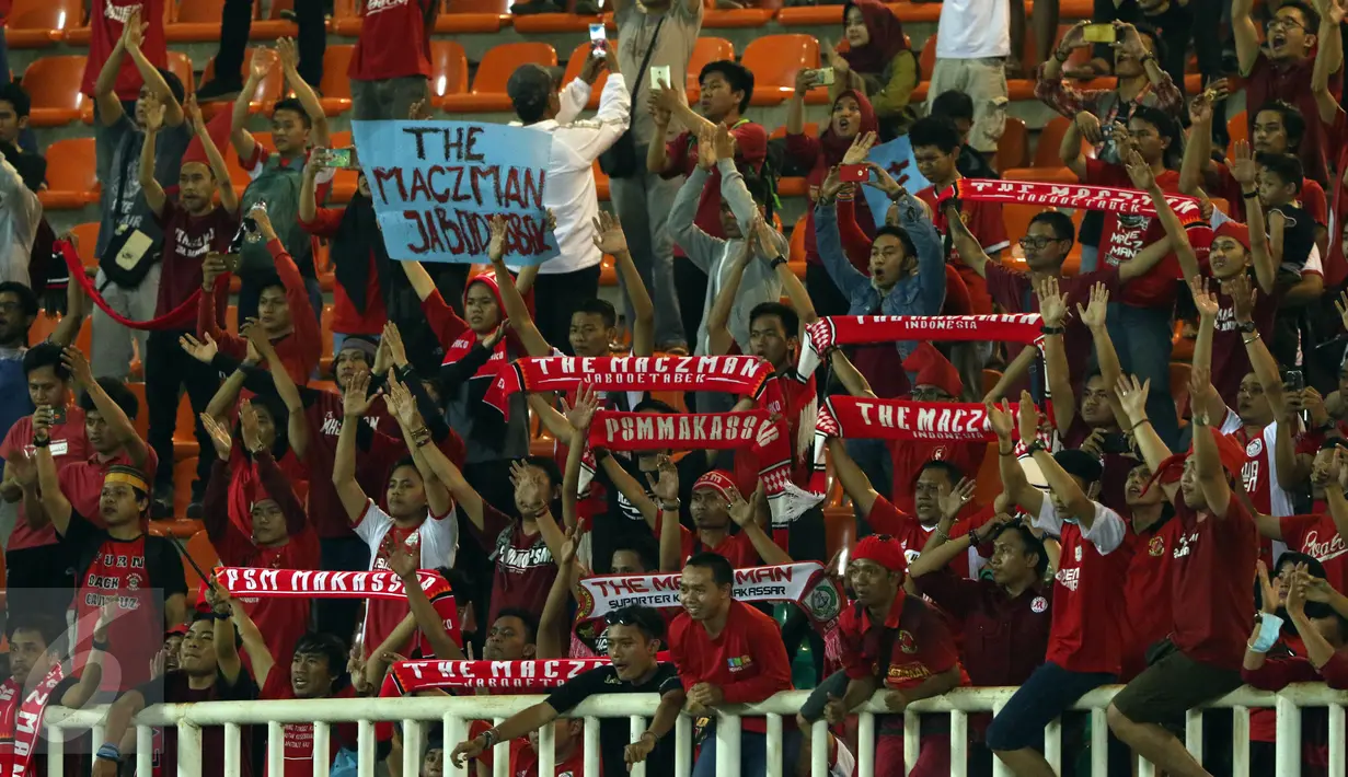 Suporter PSM Makassar membentangkan syal saat menyaksikan laga tim nya melawan PS TNI di lanjutan LIga 1 Indonesia di Stadion Pakansari, Cibinong, Kab Bogor, Senin (15/5). PSM Makassar kalah 1-2 dari PS TNI. (Liputan6.com/Helmi Fithriansyah)