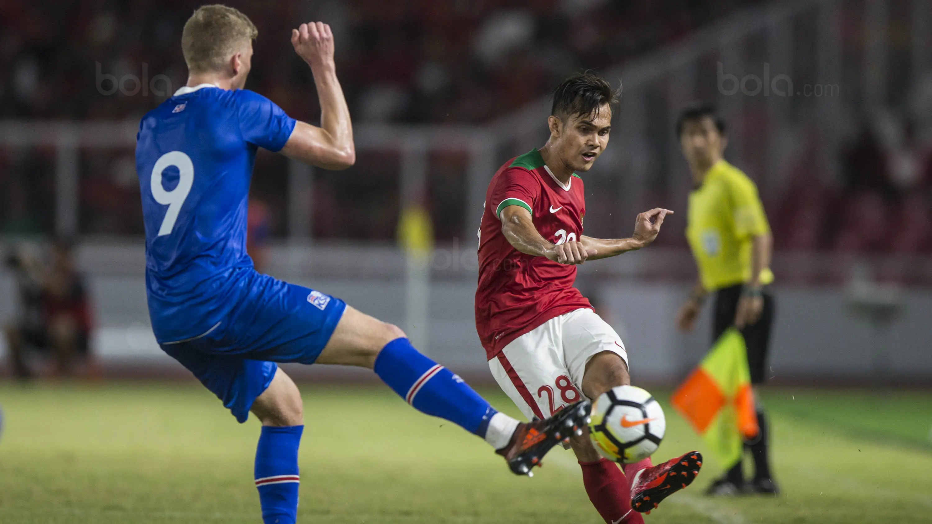 Bek sayap Timnas Indonesia, Rezaldi Hehanusa, berusaha  melepas umpan saat melawan Islandia pada laga persahabatan di SUGBK, Jakarta, Minggu (14/1/2018). Timnas Indonesia kalah 1-4 dari Islandia. (Bola.com/Vitalis Yogi Trisna)