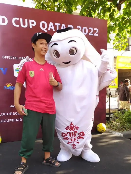Maskot Piala Dunia 2022, La'eeb berfoto bersama warga saat menyemarakan CFD Jl Slamet Riadi, Solo, Minggu (30/10/2022). Sebelumnya, La'eeb telah hadir di beberapa tempat, dari Pasar Gede hingga Night Market Sriwedari. (FOTO: Dok. SCM)