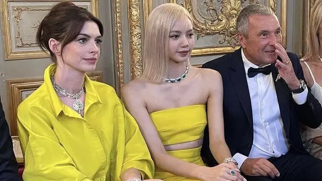 Lisa BLACKPINK dan Anne Hathaway