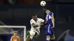 Penyerang AC Milan Rafael Leao berebut bola dengan bek Dinamo Zagreb, Josip Sutalo pada pekan ke-5 Grup E Liga Champions 2022/2023 di Stadion Maksimir, Rabu (26/10/2022) dini hari WIB. AC Milan menggulung tuan rumah Dinamo Zagreb dengan skor 4-0. (AP Photo)