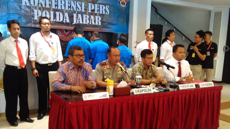 Kapolda Jawa Barat, Irjen Agung Budi Maryoto, merilis kasus suap di Pilkada Garut