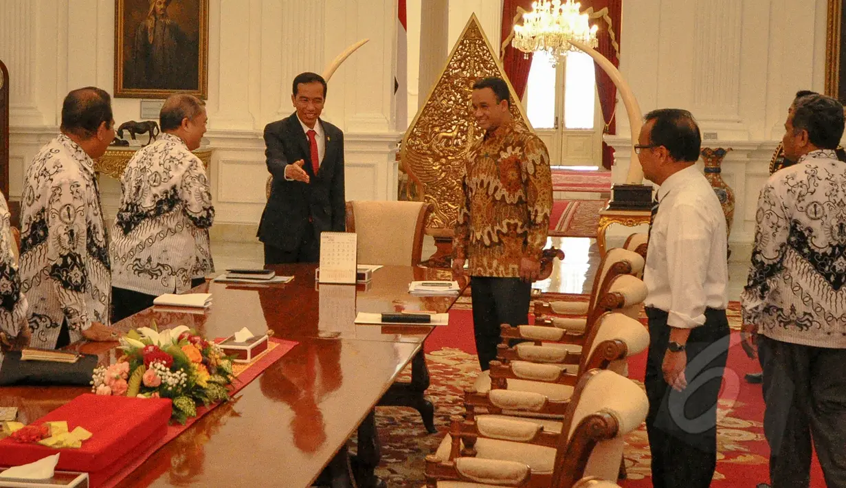 Presiden Joko Widodo (Jokowi) dan Mendikbud Anies Baswedan tampak menyambut kedatangan sejumlah pengurus PGRI di Istana Merdeka, Jakarta, Senin (6/5/2015). Pengurus PGRI datang untuk menemui Presiden Jokowi. (Liputan6.com/Faizal Fanani)