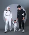 Dalam pemotretan terbaru, Atta, Aurel dan Ameena kompak kenakan jumpsuit nuansa monokrom. @aurelie.hermansyah.