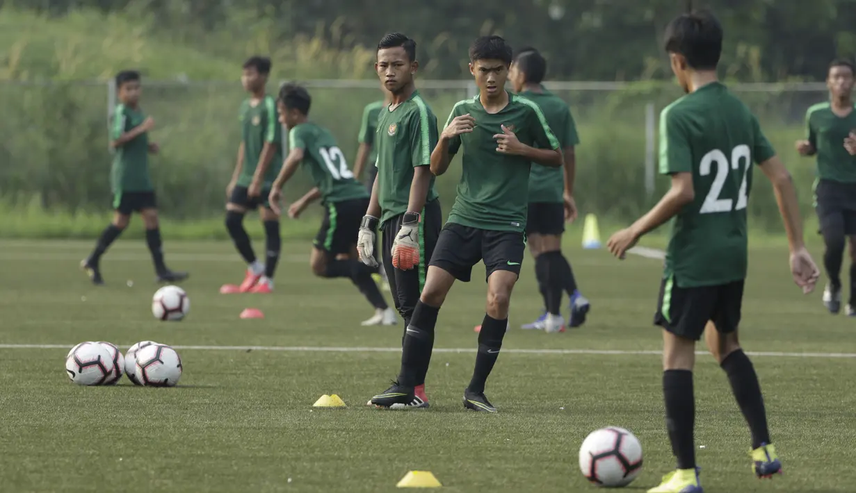 Pemain Timnas Indonesia U-16 saat pemusatan latihan di Sawangan, Senin (13/5). Sebanyak 41 anak mengikuti seleksi untuk memperkuat timnas di Piala AFF U-15 2019 di Thailand. (Bola.com/M Iqbal Ichsan)