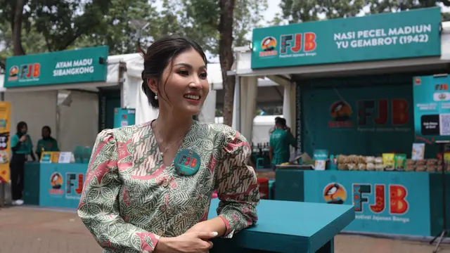 Foto Sarwendah Tan ketika mengunjungi salah satu stan makanan Festival Jajanan Bango