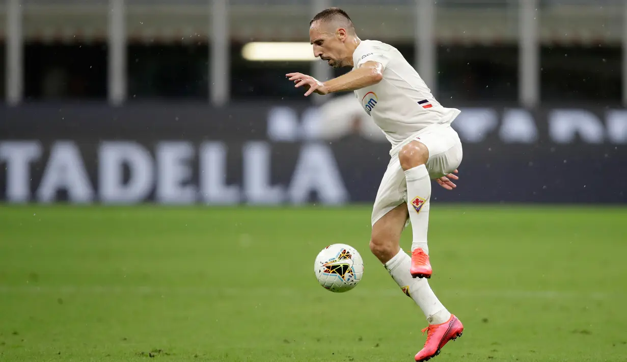 Gelandang Fiorentina, Franck Ribery mengontrol bola saat bertanding melawan Inter Milan pada pertandingan lanjutan Liga Serie A Italia di di stadion San Siro di Milan, Italia, Rabu, (22/7/2020). Inter Milan bermain imbang 0-0 atas Fiorentina. (AP Photo/Luca Bruno)