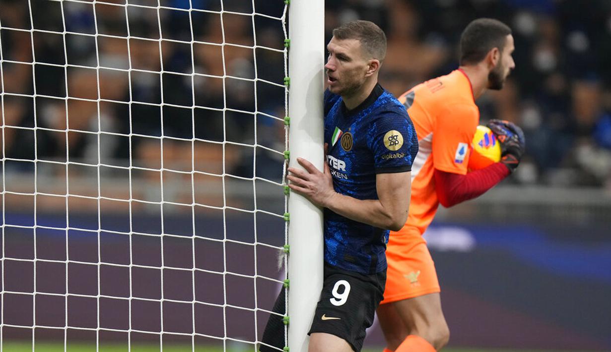 Reaksi pemain Inter Milan Edin Dzeko setelah kehilangan peluang mencetak gol ke gawang Venezia pada pertandingan sepak bola Liga Italia di Stadion San Siro, Milan, Italia, 22 Januari 2022. Inter Milan menang 2-1. (AP Photo/Luca Bruno)