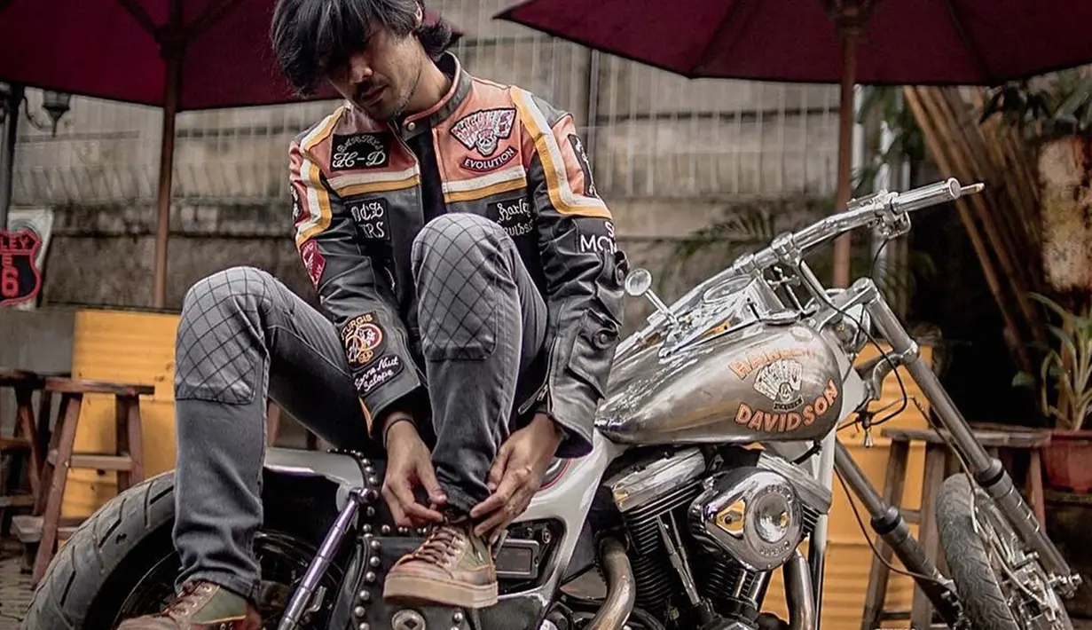 Saking cintanya dengan motor, ia bahkan ingin menularkan minat dan hobinya kepada anak laki-lakinya jika suatu saat dikaruniai. Chicco mengatakan hobi mengendarai motor dan koleksi motor awalnya datang dari anak-anak motor yang suka nongkrong di Filosofi Kopi.(Liputan6.com/IG/@chicco.jerikho)