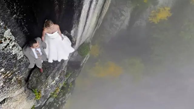 6 Potret Prewedding Paling Ekstrem Ini Ngeri, Salah Satunya Dekat Lava