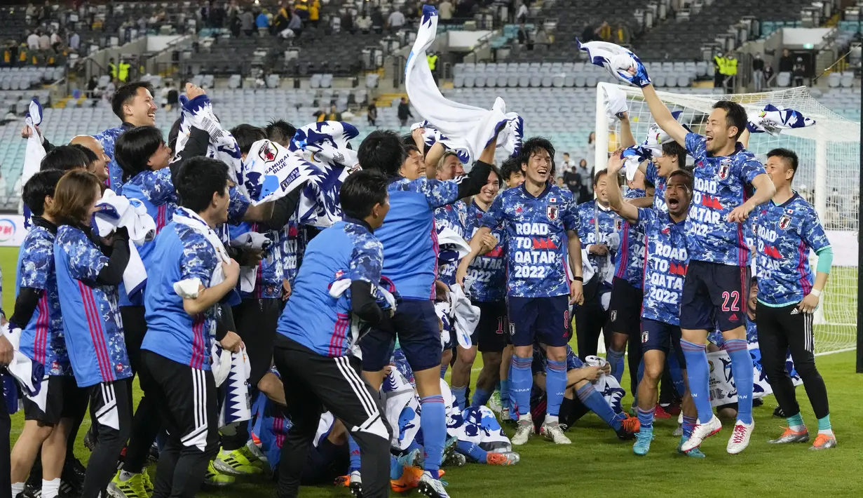 Pemain Jepang melakukan selebrasi usai pertandingan play-off Piala Dunia 2022 melawan Australia di Stadium Australia di Sydney, Kamis (24/3/2022). Jepang lolos ke putaran final Piala Dunia untuk ketujuh kalinya secara beruntun.  (AP Photo/Mark Baker)
