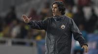 Pelatih Persija Jakarta, Stefano Teco, memberikan instruksi saat melawan Bhayangkara FC pada laga Liga 1 di SUGBK, Jakarta, Jumat (23/3/2018). Kedua klub bermain imbang 0-0. (Bola.com/Vitalis Yogi Trisna)