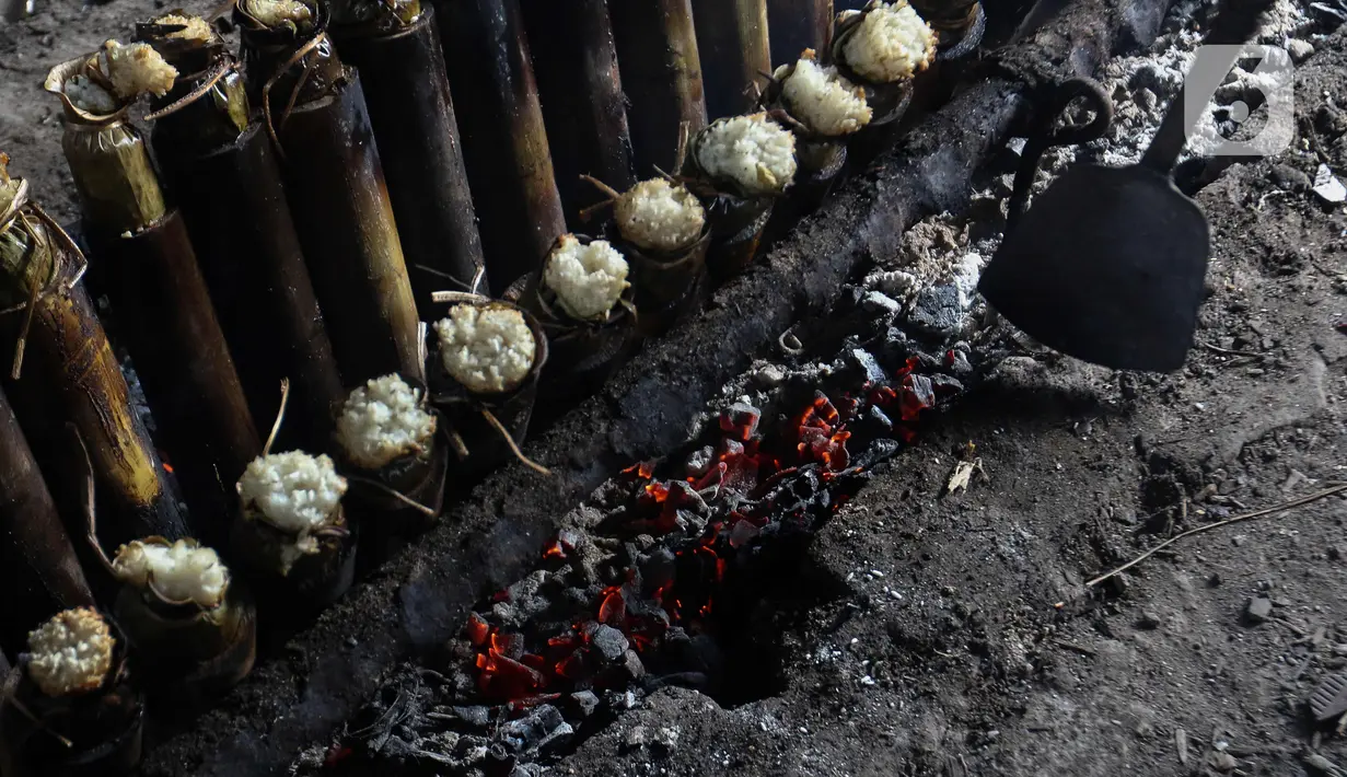 Selama bulan Ramadhan, pelaku usaha lemang meningkatkan produksi sebanyak 200 hingga 300 buah per hari. (Liputan6.com/Herman Zakharia)