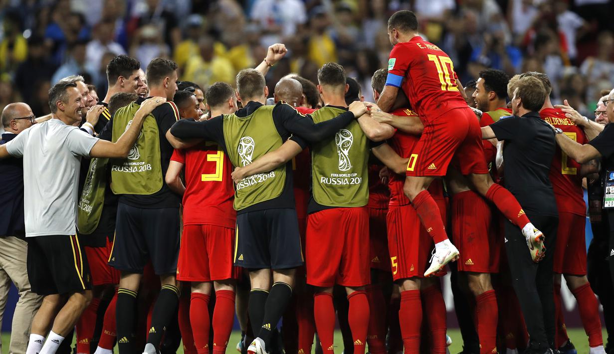 Para pemain Belgia merayakan kemenangan atas Brasil pada laga perempat final Piala Dunia di Kazan Arena, Kazan, Jumat (6/7/2018). Belgia menang 2-1 atas Brasil. (AP/Francisco Seco)