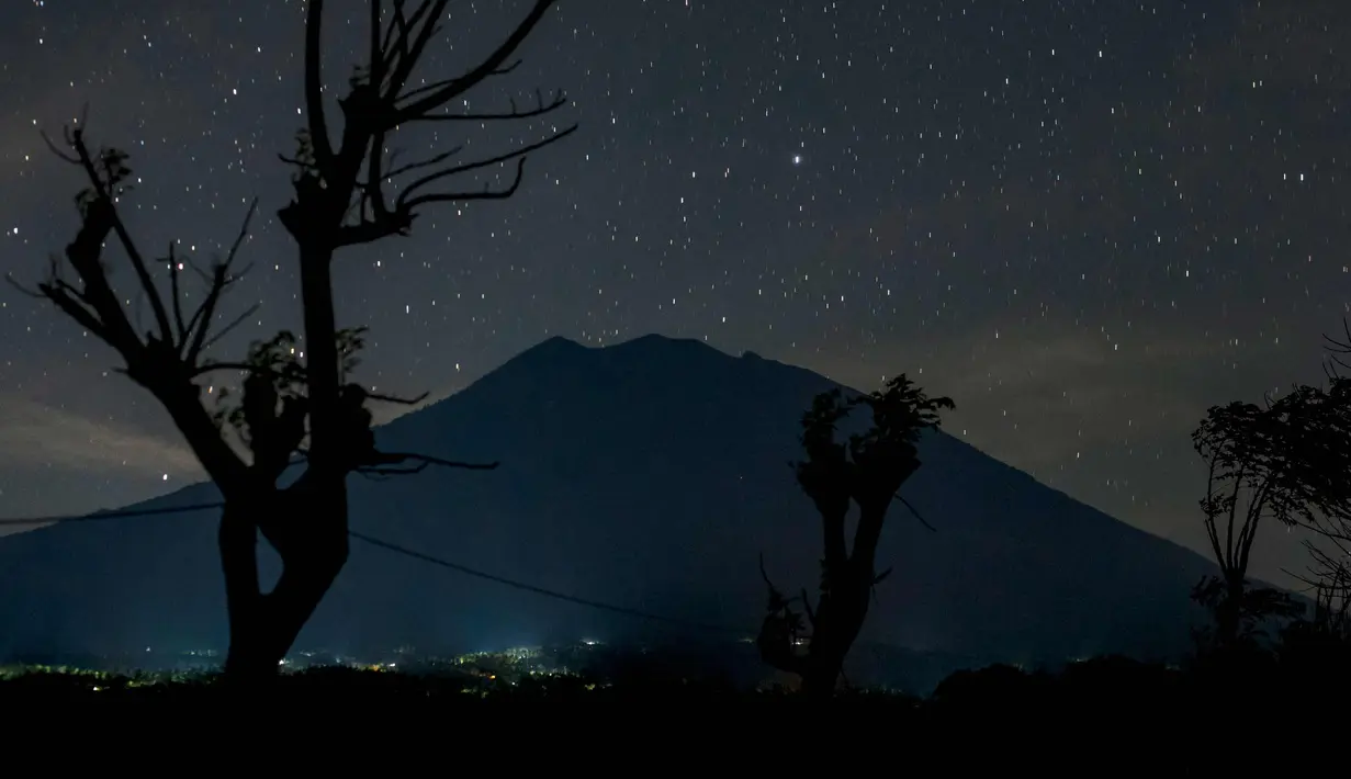 PHOTO: Indahnya Pemandangan Malam Penuh Bintang di Gunung Agung - Foto