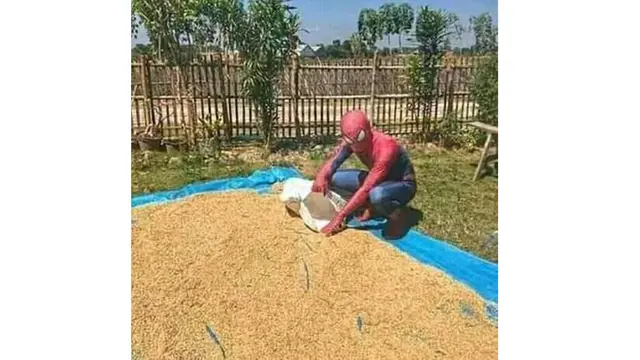 6 Kelakuan Bapak-Bapak saat Pakai Topeng Ini Bikin Tepuk Jidat