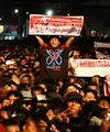 Ribuan slankers sebutan para penggemar musik Slank memadati area konser ulang tahun grup musik idolanya. Grup yang digawangi Kaka dan kawan-kawan itu baru saja menggelar konser ulang tahun ke-34 tahun. (Nurwahyunan/Bintang.com)