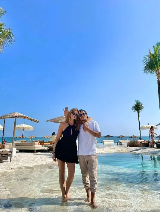 Menikmati suasana pantai bersama orang tercinta memang mengasyikan, itu juga terlihat kala Mayky Wongkar dan Ally berpose di pinggir pantai. Kala itu perut Ally belum terlihat besar. (Foto: Instagram/@mayk_wongkar)