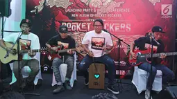 Band Rocket Rockers tampil saat rilis album ke-6 di kawasan Tebet, Jakarta, Rabu (18/10). Album ini berisi 17 lagu yang dibawakan oleh musisi band lain dan 1 lagu milik Maliq & D'Essentials yang dibawakan oleh Rocket Rockers.(Liputan6.com/Herman Zakharia)