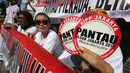 Peserta aksi menunjukan stiker yang berisi himbauan untuk pantau Pilgub Jakarta 2017, Minggu (12/3). Dalam aksi tersebut juga mendesak KPU dan Bawaslu lebih profesional dalam menjalankan tugasnya. (Liputan6.com/Immanuel Antonius)