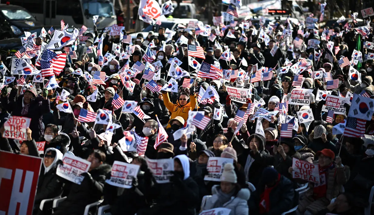 Ribuan orang yang tergabung dalam pendukung Presiden Korea Selatan, Yoon Suk-Yeol melakukan aksi unjuk rasa di daerah Gwanghwamun, Seoul, Korea Selatan, Sabtu (4/1/2025). (Philip FONG/AFP)