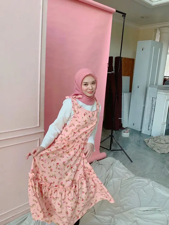6 Potret OOTD Ayana Moon, Selebgram Muslim Korea yang Selalu Modis