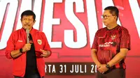 Pelatih Timnas Indonesia U-19, Indra Sjafri dan Direktur Utama Bank Mandiri, Darmawan Junaidi dalam acara Malam Apresiasi untuk Timnas Indonesia di Mandiri Plaza, Jakarta, Rabu (31/7/2024) malam WIB. (Bola.com/Abdul Aziz)