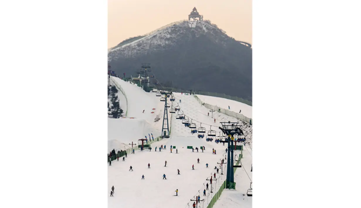 Warga berolahraga ski dengan latar pegunungan di Nanshan, China, Sabtu (4/1/2014). Beiijing yang mendapatkan perolehan 44 suara berhasil mengalahkan Almaty, Kazazhstan pada bidding Olimpiade Musim Dingin 2022. (EPA/Adrian Bradshaw)